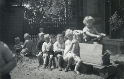 502111 Afbeelding van enkele spelende kinderen op het schoolplein van de Fröbelschool Ondiep 63 te Utrecht.